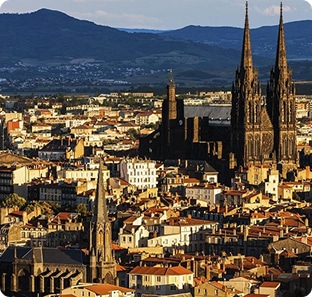 photos d'une vue d'ensemble de clermont-ferrand avec en premier plan la cathédrale et en arrière plan les volcans d'auvergne