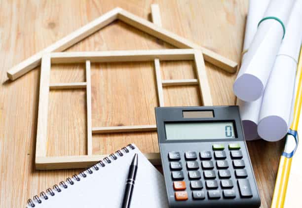 Évaluation de la construction de rénovation d'une maison, résumé avec calculatrice et plans de fond